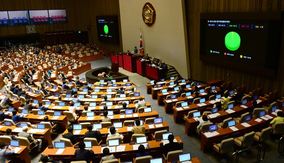 2015년 7월 24일 서울 여의도 국회에서 열린 본회의에서 살인죄에 한해 공소시효를 폐지하는 내용의 일명 '태완이법'(형사소송법 개정안)이 통과되고 있다./사진=뉴스1