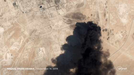 14일 사우디 석유시설 두 곳이 공격당해 화재가 발생했다. /사진=로이터.