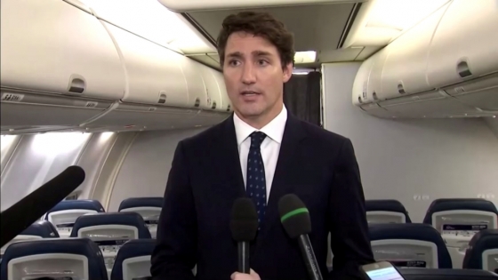 논란이 확산되자 저스틴 트뤼도 캐나다 총리가 유세장으로 향하는 비행기 안에서 기자회견을 열고 사과하는 모습. /사진=로이터