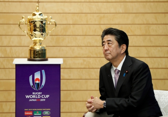 지난 12일 아베 신조 일본 총리가 관저에서 럭비월드컵 트로피를 바라보고 있다. /사진=AFP