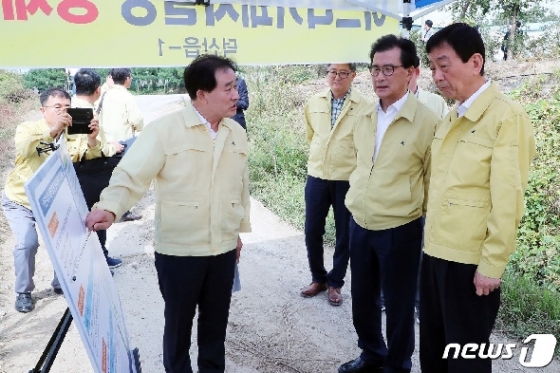 [사진] 진영 장관, 아프리카돼지열병 방역 현장 점검