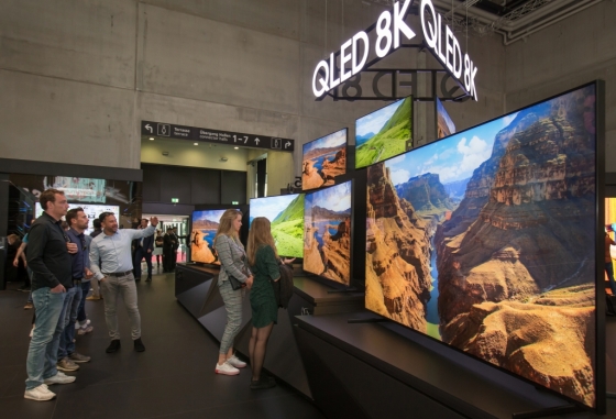 이달 초 독일 베를린에서 열린 유럽최대 가전전시회 'IFA 2019' 에서 관람객들이 삼성전자의 QLED 8K TV(LCD 액정패널에 양자점 소재의 필터를 입힌 TV)를 살펴보고 있다. /사진제공=삼성전자<br> 