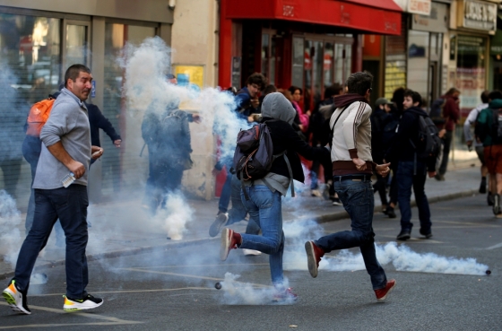 21일(현지시간) 프랑스 파리에서 열린 제45회 노란조끼 시위에서 시위대가 경찰이 던진 최루가스를 피해 도망가고 있다. /사진=로이터