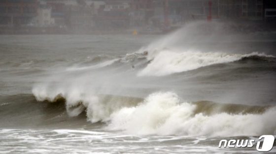  제17호 태풍 '타파'가 북상 중인 22일 부산 해운대 해수욕장에 거센 파도가 몰아치고 있다./사진=뉴스1