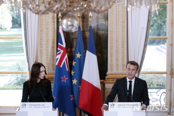 【파리=AP/뉴시스】저신다 아던(왼쪽) 뉴질랜드 총리와 에마뉘엘 마크롱 프랑스 대통령이 15일(현지시간) 프랑스 파리 엘리제궁에서 열린 '크라이스트처치 콜' 회담을 마치고 공동기자회견을 하고 있다. 2019.05.16.