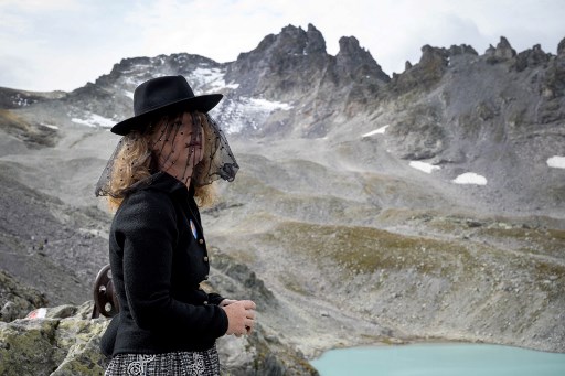 22일(현지시간) 스위스 글라루스 알프스 산맥에서 ‘피졸(Pizol) 빙하’의 장례식이 열렸다./사진=AFP