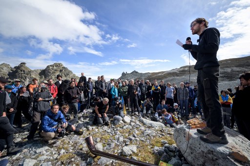 22일(현지시간) 스위스 글라루스 알프스 산맥에서 ‘피졸(Pizol) 빙하’의 장례식이 열렸다./사진=AFP