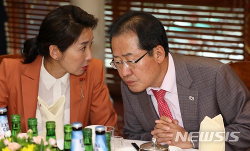 지난해 4월 당시 자유한국당 홍준표 대표가 서울 여의도 한 중식당에서 열린 국회의원 만찬에서 나경원 의원과 대화를 나누고 있다. /사진=뉴시스