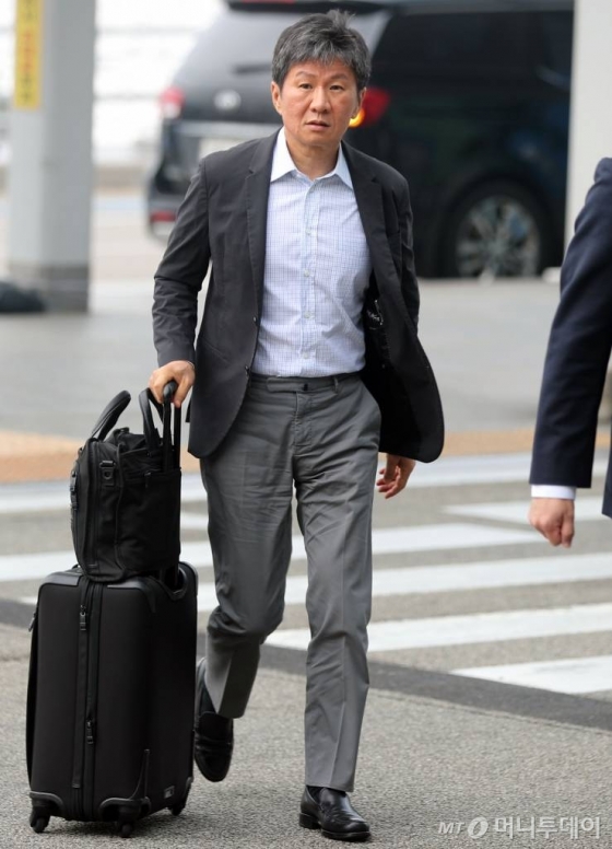 정몽규 HDC그룹 회장이 지난 9일 오전 인천국제공항을 통해 출국하고 있다. / 사진=임성균 기자 tjdrbs23@