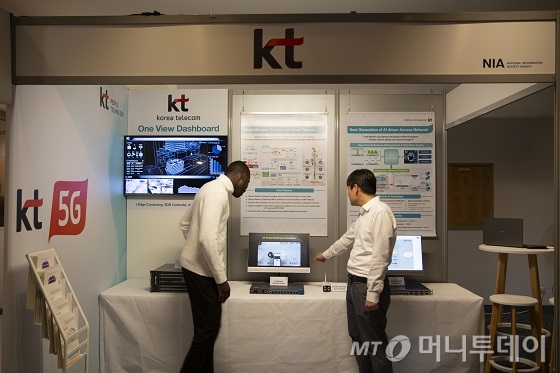 프랑스 파리 SDWAN SUMMIT 2019  행사장에서 KT 직원들이 관람객들에게 솔루션을 소개하고 있다./사진제공=KT