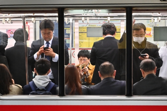 일본 도쿄 지하철로 이동 중인 시민들. /사진=AFP통신