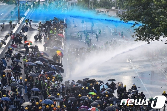 15일 송환법 철회 발표 이후에도 홍콩 시민들이 행정장관 직선제 등을 요구하며 경찰과 격렬하게 충돌하고 있다. © AFP=뉴스1 © News1 우동명 기자