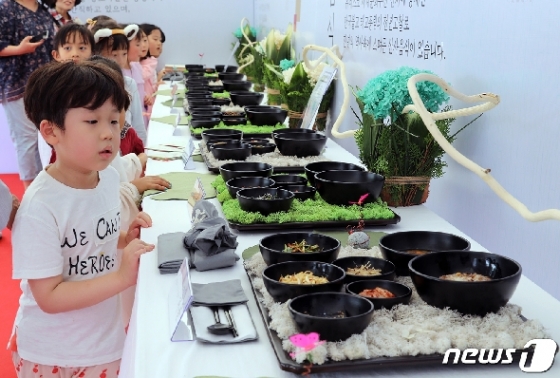 [사진] 산사음식 살펴보는 어린이들