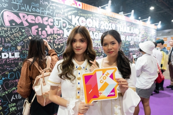 '케이콘(KCON) 2019 THAILAND'에 참가한 태국 한류팬의 모습. /사진=CJ ENM