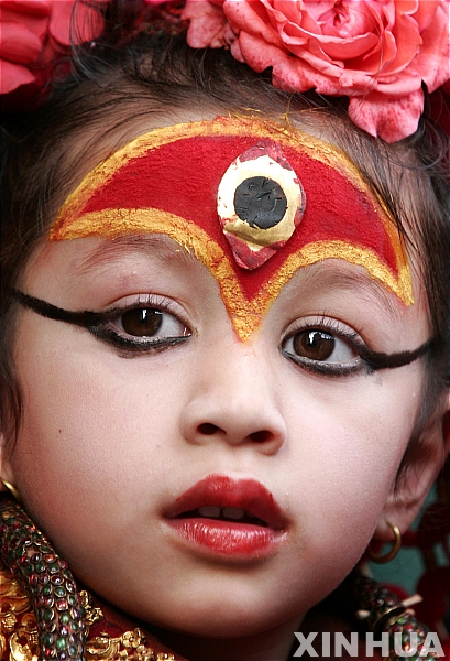 2009년 살아있는 여신 '쿠마리' 마티나 샤카가 네팔 수도 카트만두에서 열린 머친드로나트 축제를 지켜보고 있다. 당시 마티나는 4살이었다. '쿠마리'는 연중 열세번의 특별한 경우에만 대중에 모습을 드러내 악으로부터 사람들을 보호하고 행운을 가져다 준다는 살아있는 여신으로 힌두교도와 불교도 모두에게 추앙받고 있다. 2009.04.06/사진=뉴시스