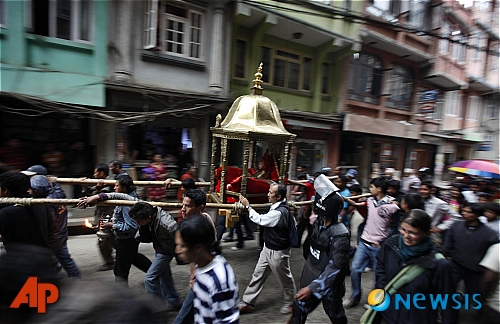 네팔 수도 카트만두에서 열린 연례 새해맞이 축제. 시민들이 살아있는 여신 '쿠마리'를 가마에 태우고 거리행진을 하고 있다../사진=뉴시스