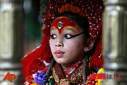 연례 말 경주 축제를 맞이 한 네팔 카트만두에서 '살아있는 여신'인 쿠마리가 가마에 타고 축제 경기장으로 가고 있다. 축제장의 말발굽 소리가 악령을 몰아낸다. /사진=뉴시스