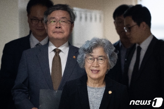 [사진] '채용비리' 합동브리핑 들어서는 박은정 권익위원장과 이재갑 장관