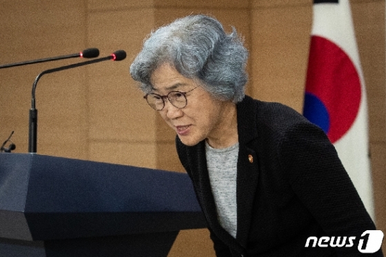 [사진] 인사하는 박은정 국민권익위원장