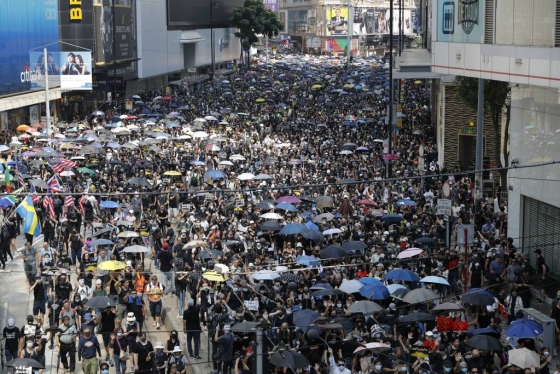 【홍콩=AP/뉴시스】홍콩 시내 중심가에서 1일 반중 민주화 시위가 벌어지고 있다. 이날은 신중국 건국 70주년으로, 베이징에서는 역대 최대규모의 열병식이 열렸다. 2019.10.01