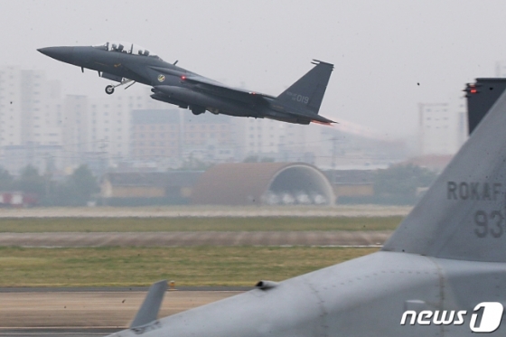 1일 '국군의 날'을 맞아 대구 공군기지(제11전투비행단)에서 열린 '제71주년 국군의 날 행사'에서 F-15K 전투기가 임무수행을 위해 이륙하고 있다