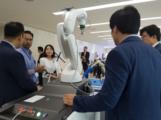 큐렉소가 지난 9월28일 열린 컴퓨터정형외과학술대회(CAOS-Korea)에서 '큐비스-조인트'를 전시했다./사진=큐렉소  