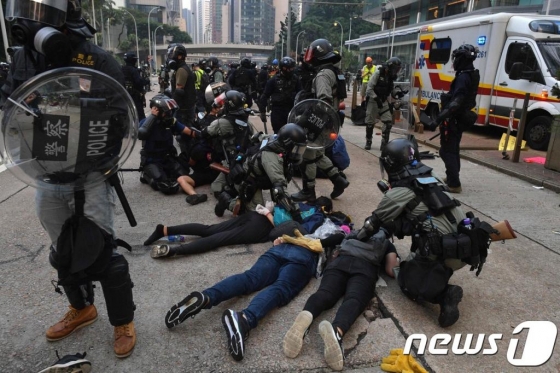  29일 (현지시간) '우산 혁명' 5주년을 맞은 홍콩에서 반정부 시위대가 진압 경찰에 체포되고 있다. /AFP=뉴스1