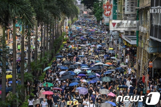  15일(현지시간) 송환법 철회 발표 이후에도 홍콩 시민들이 우산을 들고 행정장관 직선제 등을 요구하는 민주화 시위를 하고 있다. / AFP=뉴스1 