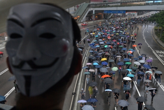 홍콩 정부가 시위대의 마스크 착용을 금지하는 '복면금지법'에 반발하는 대규모 시위가 사흘째 이어졌다. /사진=AFP