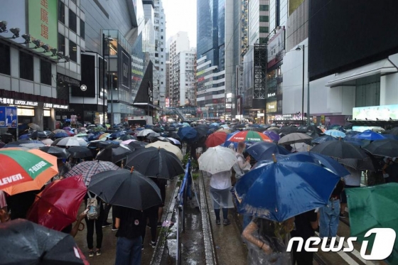 지난 6일(현지시간) 홍콩 정부의 '복면금지법' 시행에 반대하는 시위대가 빗속 우산을 쓰고 행진을 하고 있다. /사진=뉴스1
