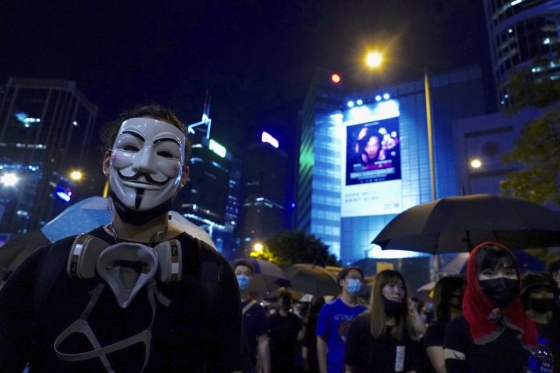 【홍콩=AP/뉴시스】4일 홍콩 도심에서 한 시위자가 '가이 포크스' 가면을 쓰고 거리 시위에 동참하고 있다. 앞서 이날 오후 홍콩 정부는 시위대의 마스크 착용을 금지하는 '복면금지법'을 5일 0시부터 시행하기로 했다. 2019.10.05