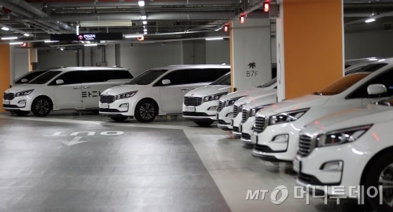 서울시내의 한 차고지에 주차된 '타다' 차량들. /사진=임성균 기자.