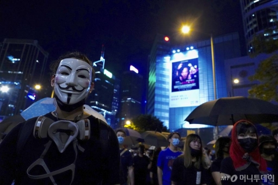 4일 홍콩 도심에서 한 시위자가 '가이 포크스' 가면을 쓰고 거리 시위에 동참하고 있다. 앞서 이날 오후 홍콩 정부는 시위대의 마스크 착용을 금지하는 '복면금지법'을 5일 0시부터 시행하기로 했다. / 사진=뉴시스(AP)