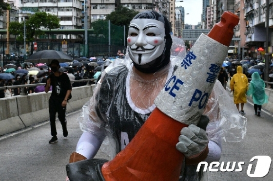 6일(현지시간) 홍콩 정부의 '복면금지법' 시행에 반대하는 시위대가 복면을 쓰고 행진에 참여하고 있다. © AFP=뉴스1 © News1 우동명 기자