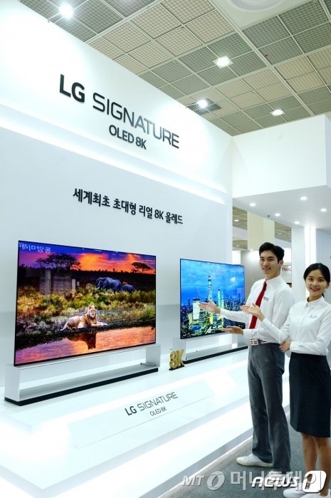 8일 서울 강남구 삼성동 코엑스에서 열린 '한국전자전(KES) 2019'에서 모델들이 리얼 8K 해상도를 구현하는 세계 최초 8K 올레드 TV 'LG 시그니처 올레드 8K'를 소개하고 있다.  /사진제공=LG전자