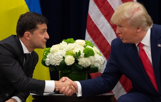 지난달 25일(현지시간) 미국 뉴욕에서 열린 유엔총회에서 만난 도널드 트럼프 미국 대통령(오른쪽)과 볼로디미르 젤렌스키 우크라이나 대통령이 악수하고 있다. /사진=AFP