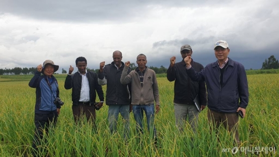 에티오피아 KOPIA센터 배도함 소장이 지난 2일 아디스아바바 인근 시험장에서 EIAR 관계자들과 함께 화이팅을 외치고 있다./사진=농촌진흥청