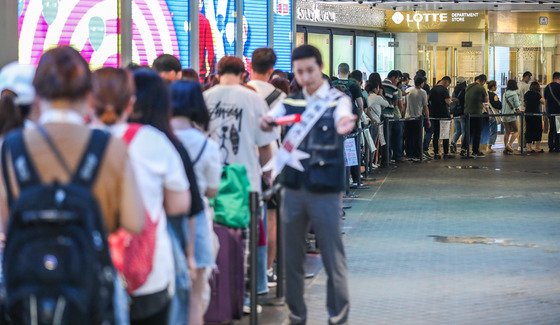 서울 중구 롯데면세점 본점 입구에서 면세점 개점을 기다리는 중국인 관광객들의 모습. /사진=뉴스1
