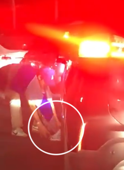 한 팬이 움직이는 차 밑에 커쇼 유니폼(흰색 원)을 깔아놓는 모습. /사진=LZ 그랜더슨 트위터 캡처