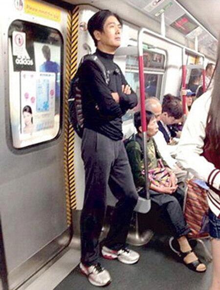 평소 지하철을 이용하는 주윤발의 모습/사진=온라인 커뮤니티