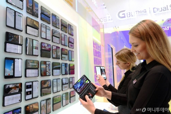 LG전자가 독일 베를린에서 열린 IFA 2019에서 LG V50S 씽큐와 새로워진 LG 듀얼 스크린을 공개했다. /사진제공-LG전자 / 사진제공=LG V50S 씽큐