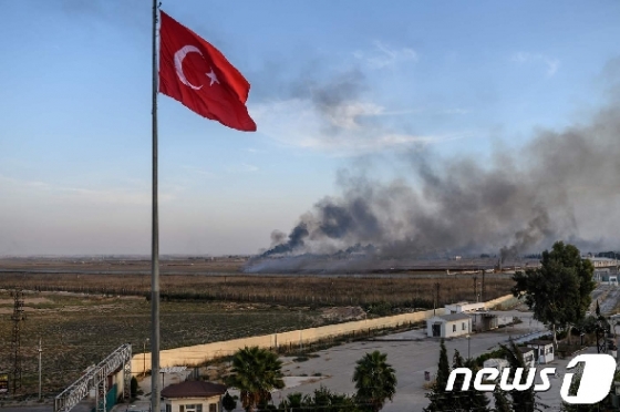 터키가 시리아 북부 쿠르드족에 10일(현지시간) 공습과 포격을 이틀째 강행했다. © AFP=뉴스1
