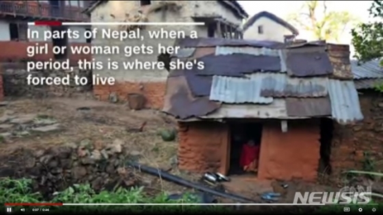 네팔에서 생리하는 여성을 격리조치하는 오두막의 모습.(사진출처: CNN 영상 캡쳐, 뉴시스) 2019.01.11.