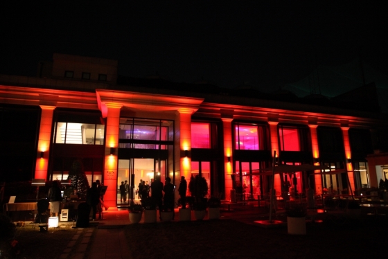 반얀트리 클럽 앤 스파 서울의 '더 페스타'가 핼러윈데이를 맞아 건물 전체를 붉은 조명과 다양한 핼러윈 데이 소품으로 꾸민다. /사진=반얀트리