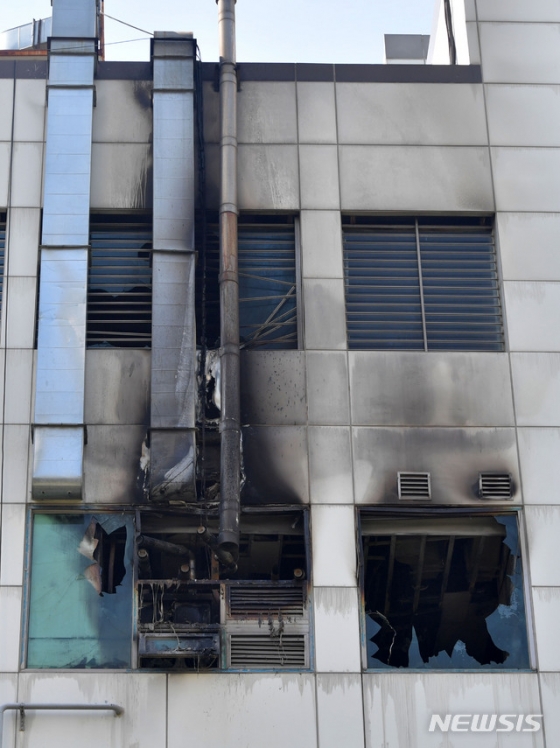 지난 9월 24일 경기 김포시 풍무동 5층 건물 4층 한 요양병원에서 화재가 발생해 건물이 그을려 있는 모습.불이난 요양병원 4층에는 130여명의 노인과 50명의 직원들이 있는 것으로 알려졌으며 49명의 사상자를 냈다./사진= 뉴시스 