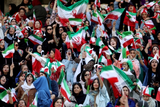 한국시간 11일 이란 테헤란의 아자디스타디움에 있는 이란 여성 축구 관중들 / 사진= 로이터 통신제공