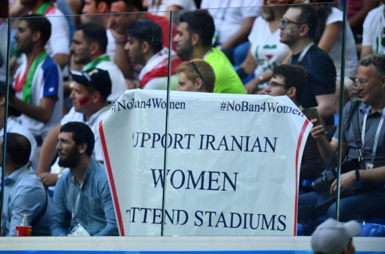 38년만에 여성관중의 입장이 허용된 이란 테헤란의 아자디스타디움의 남성 관중석 모습 /사진= 로이터 통신제공