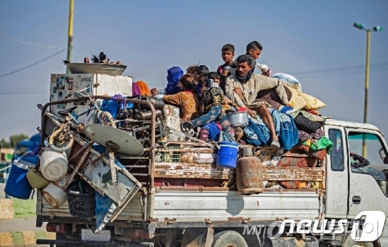 집을 버리고 대피하고 있는 시리아 북동부 주민들의 모습/ AFP=뉴스1