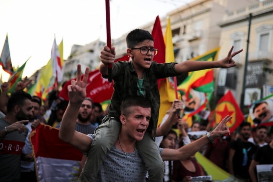 12일(현지시간) 그리스에 거주하는 쿠르드족이 수도 아테네에서 터키의 시리아 북부의 쿠르드족 공격을 규탄하며 시위에 나섰다. /사진=로이터.