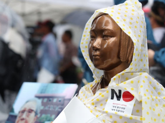 광복절인 15일 오전 서울 종로구 구 일본대사관 앞의 소녀상에 일본 불매운동을 상징하는 스티커가 붙어있다./사진=뉴시스